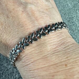 NEW Pretty Bird White Gold Plated Silver-tone Floral Leaf Bracelet 6.75" or 7.5"